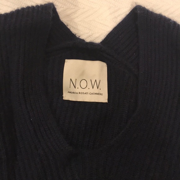 Beautiful Cashmere and Wool Sweater - Picture 2 of 6